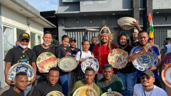 Piring Gantung, Arti Penting Keramik China bagi Orang Biak, sumber: 1001indonesia.net.